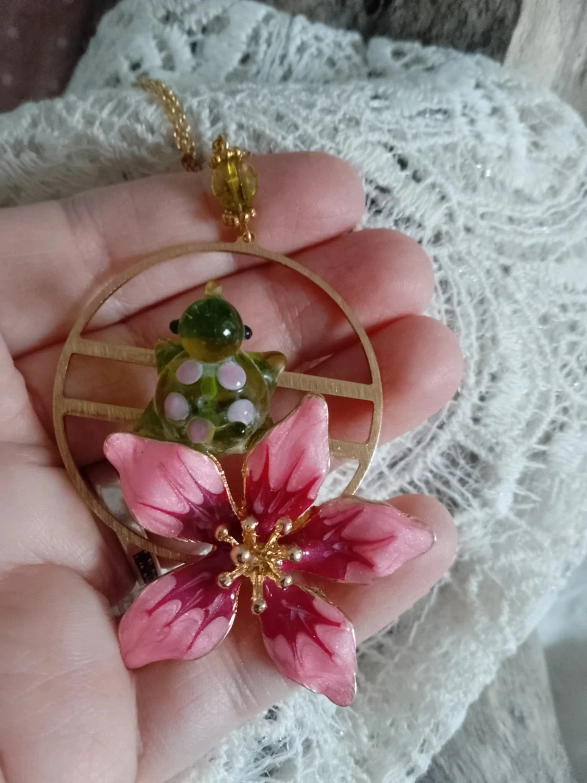 Collar bohemio de tortuga y flor rosa con piedra peridoto – photo 3
